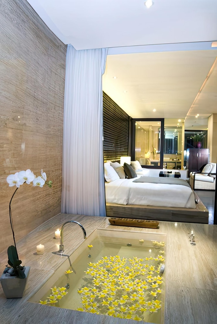 https://luxury4comfort.com/wp-content/uploads/2025/05/bathroom-with-tub-flowers-table.png